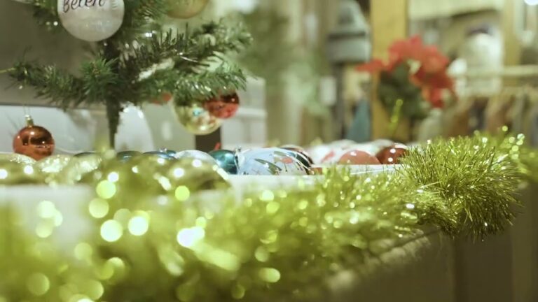 Descubre el encanto del mercado navideño: Son amarillo y lleno de magia